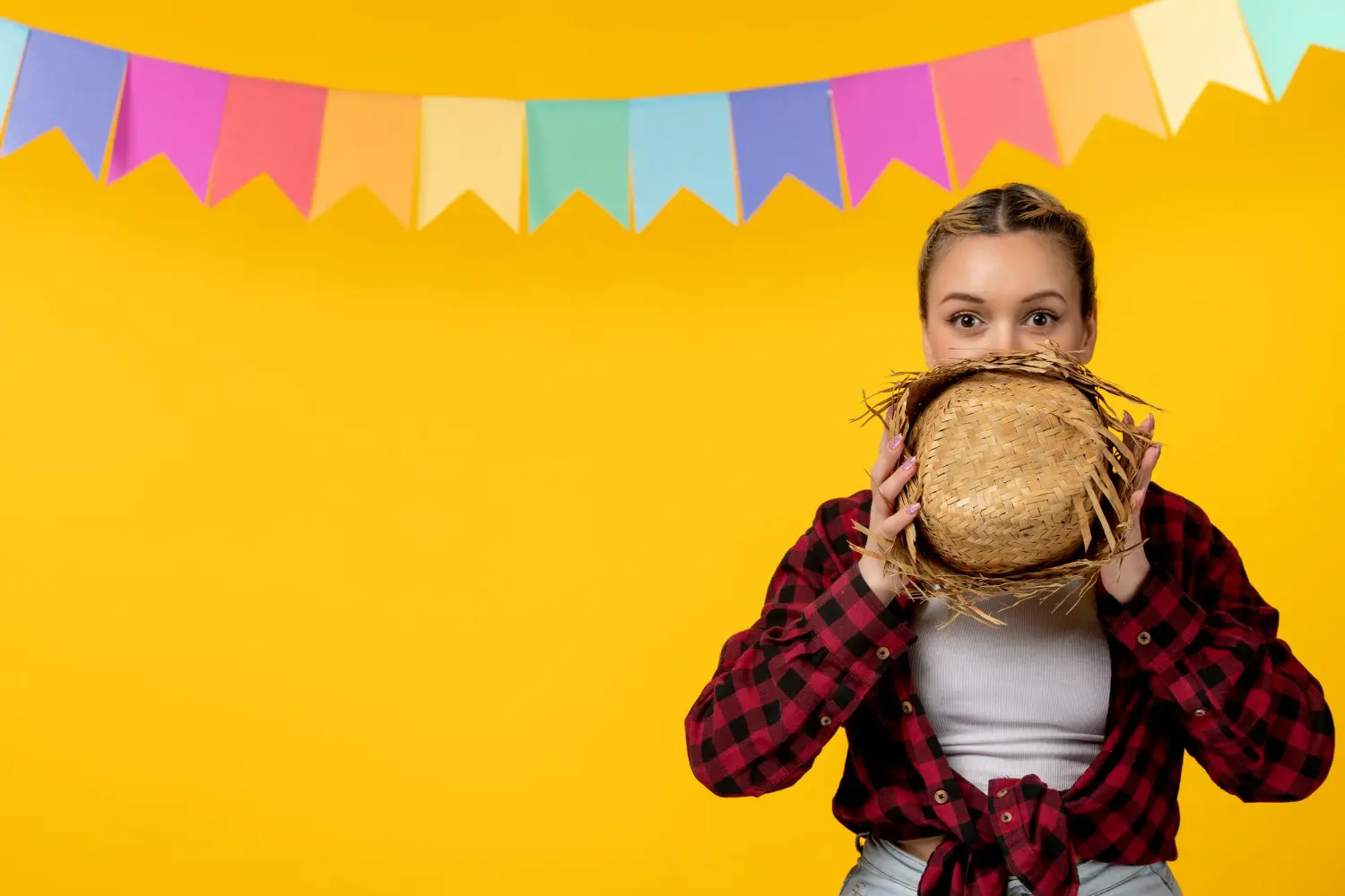 Uma jovem curte a Festa Julina