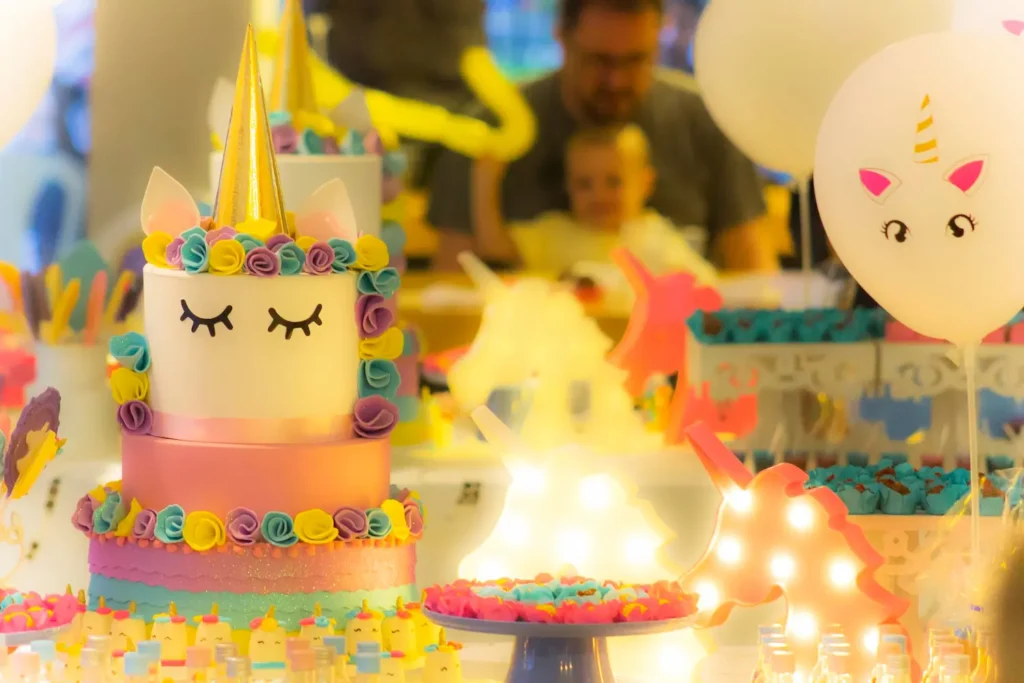 Mesa decorada com tema unicórnio – exemplo de como organizar festa infantil colorida e divertida
