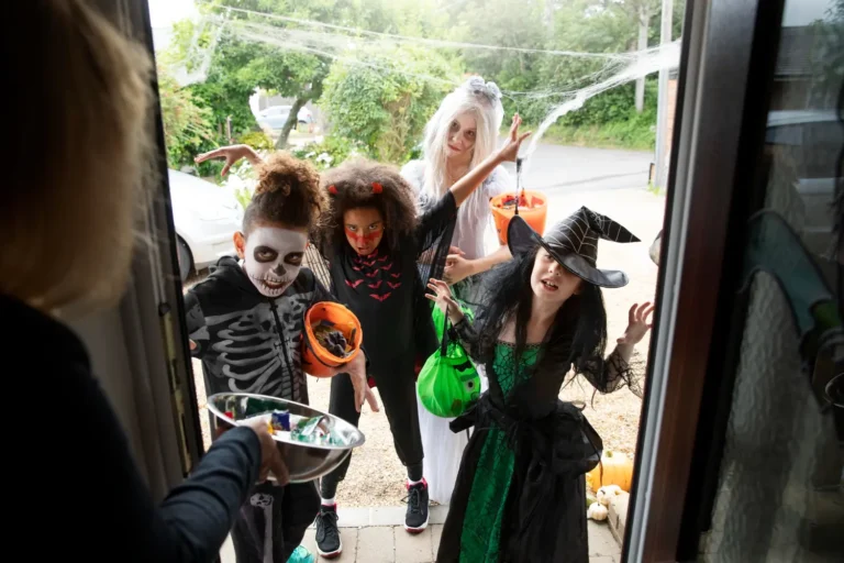 Crianças se divertem na festa do halloween