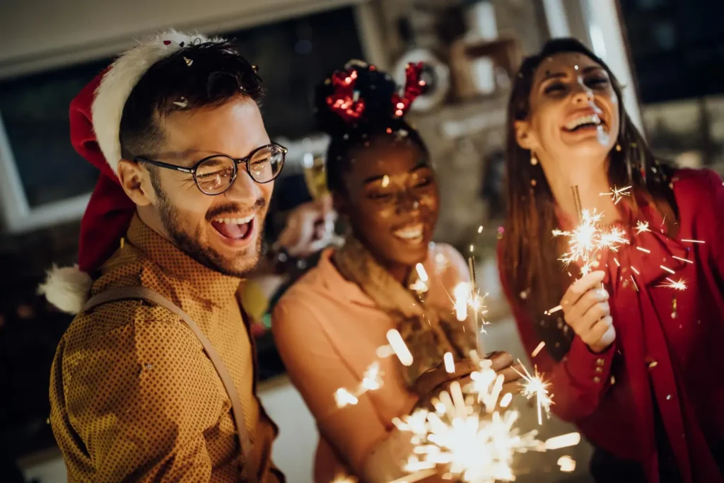 Como fazer decoração de Natal: amigos celebrando com luzes e enfeites festivos”