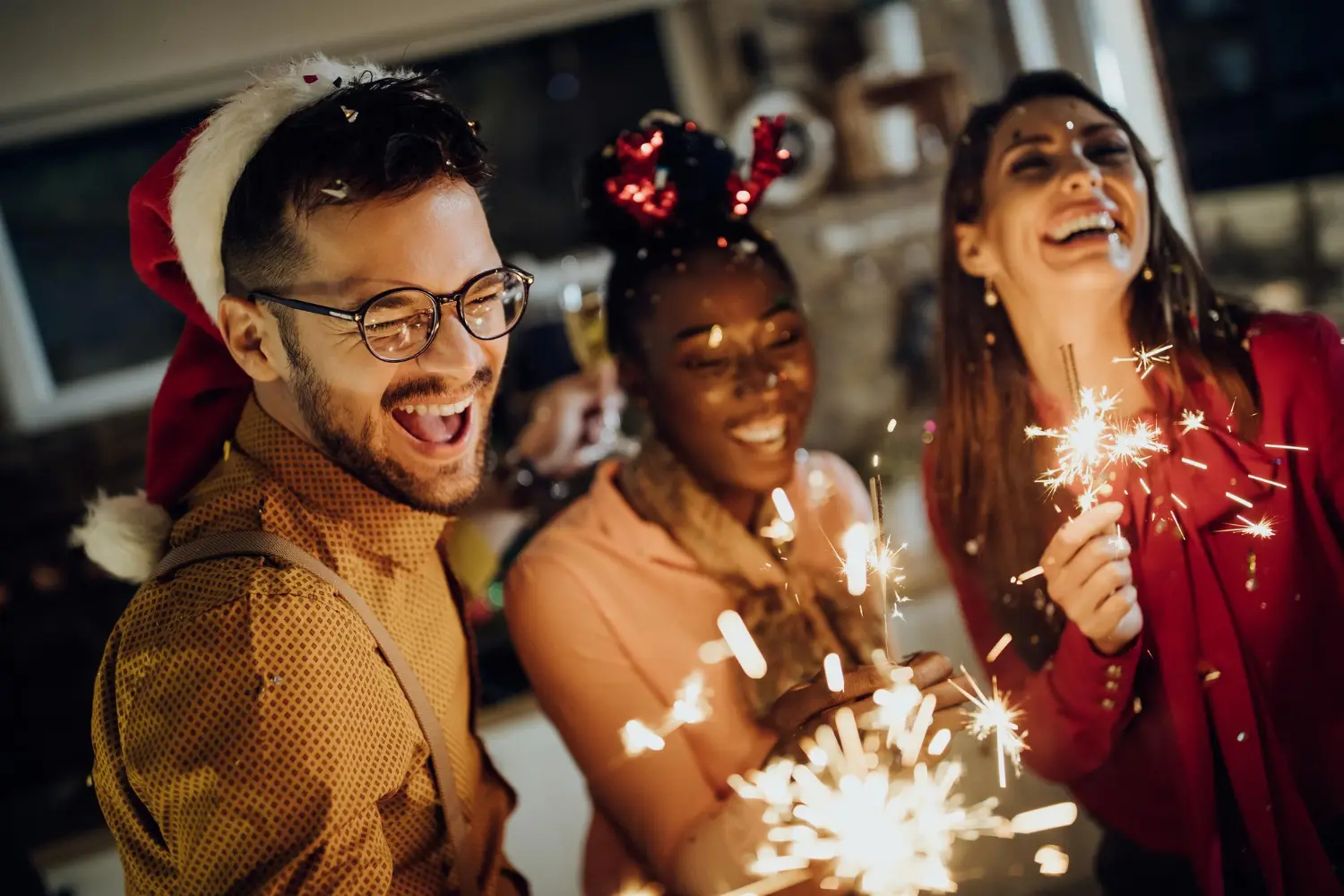 Um grupo de amigos se diverte em uma festa com decoração de Natal