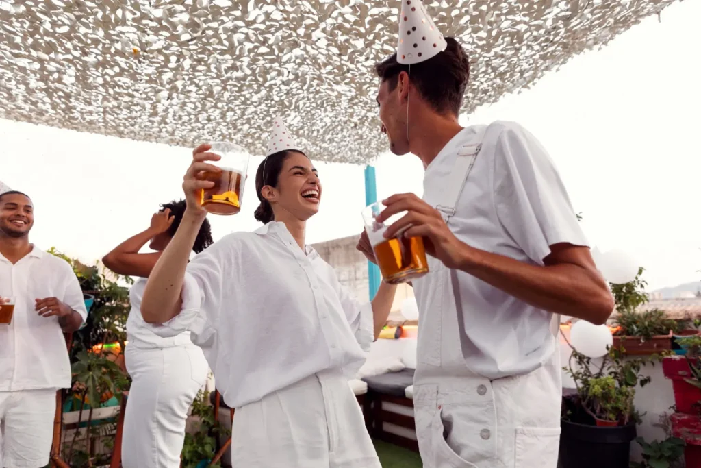 Um grupo de amigos celebra a confraternização de fim de ano.