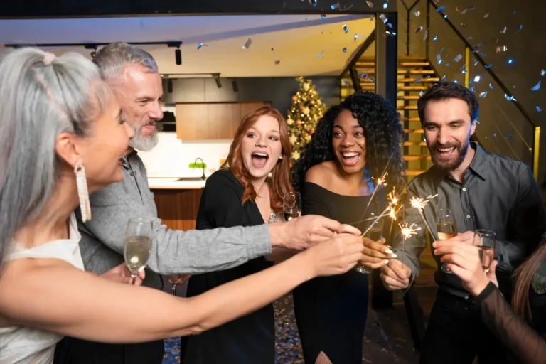 Um grupo de amigos comemora o ano novo.