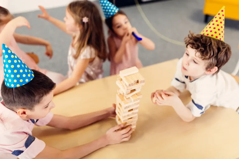 Crianças brincam com brinquedos interativos em uma festa.