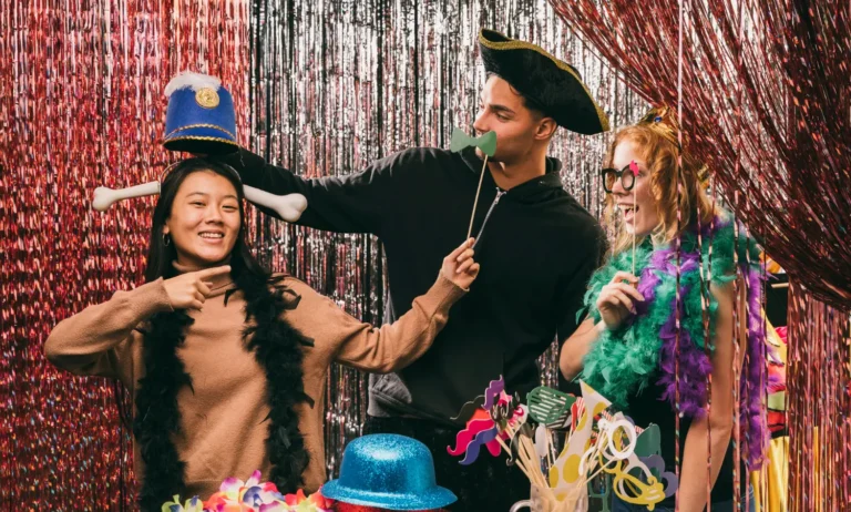 Um grupo de amigos participa de um evento temático.