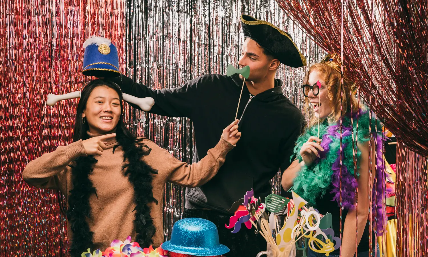 Um grupo de amigos participa de um evento temático.