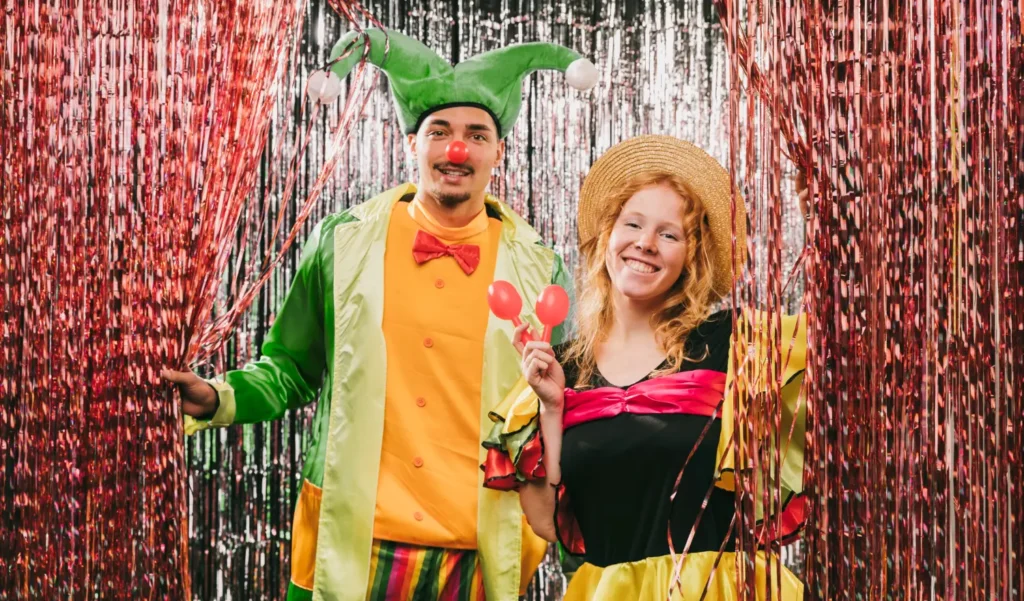 Um casal se diverte em uma festa à fantasia.
