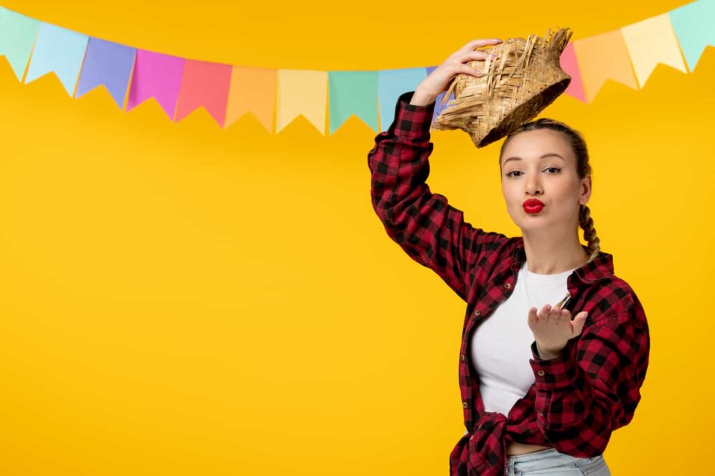 Uma jovem se diverte em uma festa junina.