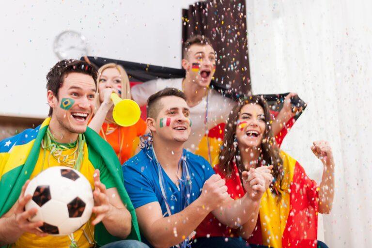 Um grupo de amigos torcem juntos na copa do mundo.