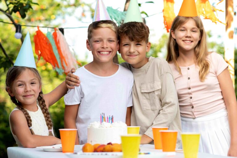 Crianças se divertem em festa ao ar livre.