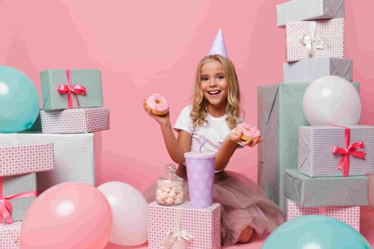 Uma menina se diverte na festa infantil.
